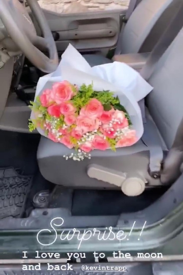Kevin Trapp manda flores de surpresa para Izabel Goulart em Mykonos (Foto: Reprodução/Instagram)
