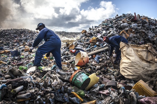 Funcionários trabalham em meio ao lixo (Foto: Giulio Paletta)