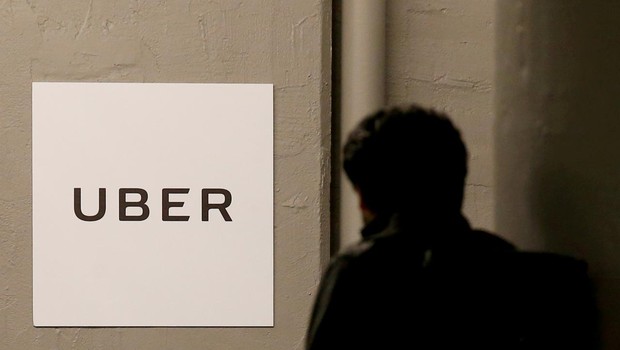 Homem chega ao escritório central da Uber em Nova York (Foto: Brendan McDermid/Arquivo/Reuters)