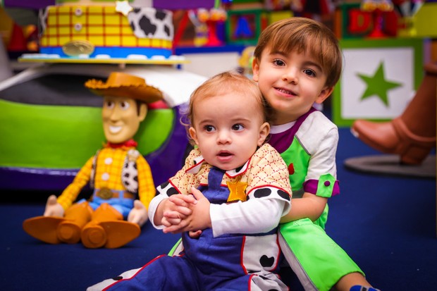João Pedro e Francisco, filhos de Milena Toscano (Foto: Manuela Scarpa/BrazilNews)