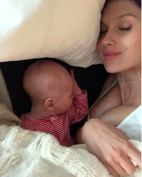 A esposa do ator Alec Baldwin, Hilaria Baldwin, com o filho recém-nascido dos dois (Foto: Instagram)
