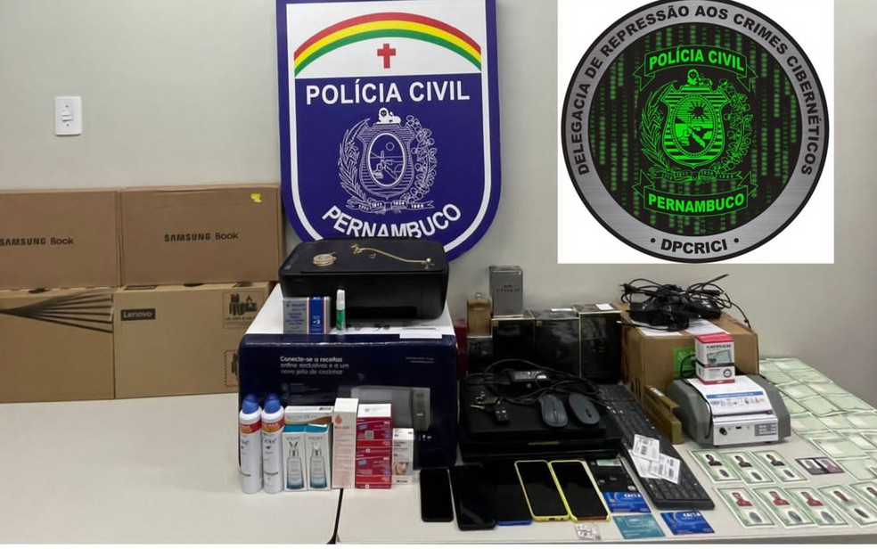 Produtos apreendidos com suspeitos de aplicar golpes, no Recife — Foto: Polícia Civil/Divulgação