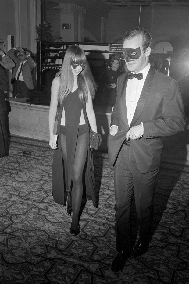 Penelope Tree enters Truman Capote’s spectacular Black and White Ball at New York’s Plaza Hotel, 1966, attended by film stars, socialites, artists, authors, writers and many powerful political figures (Foto: © Bettmann/CORBIS)