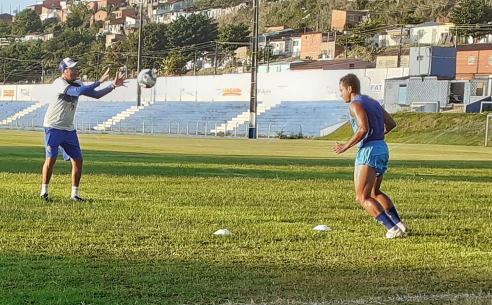Nadson, meia do CSA, realiza treino de transição — Foto: Mac Cavalcante/GloboEsporte.com