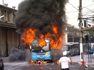 Ônibus incendiado em protesto em Vitória (Foto: Reprodução/TV Gazeta)