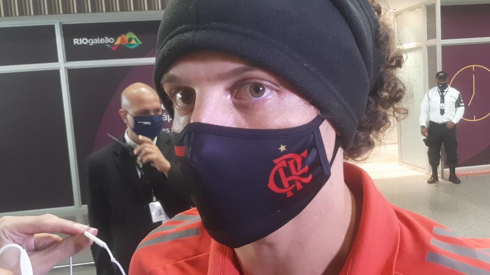 David Luiz no desembarque do Flamengo no Gale&atilde;o &mdash; Foto: Felipe Schmidt