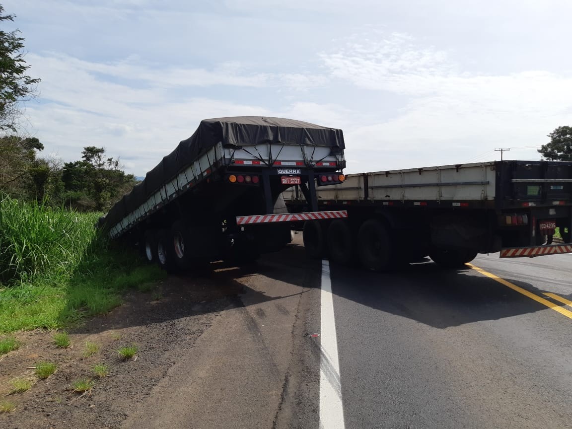 Batida entre dois caminhões interdita trecho da Rodovia SP-191 entre Charqueada e São Pedro
