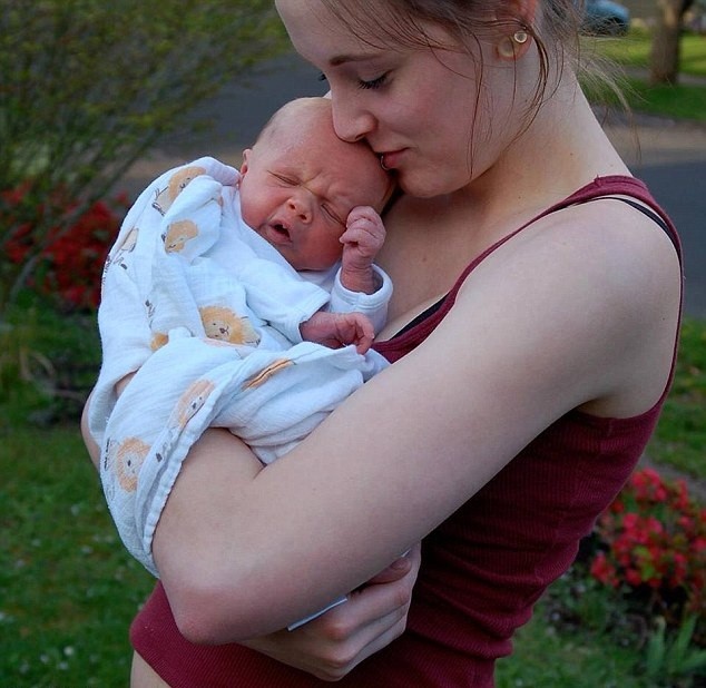 Catherine, a mãe de Brody, com o filho no colo (Foto: Reprodução Facebook)