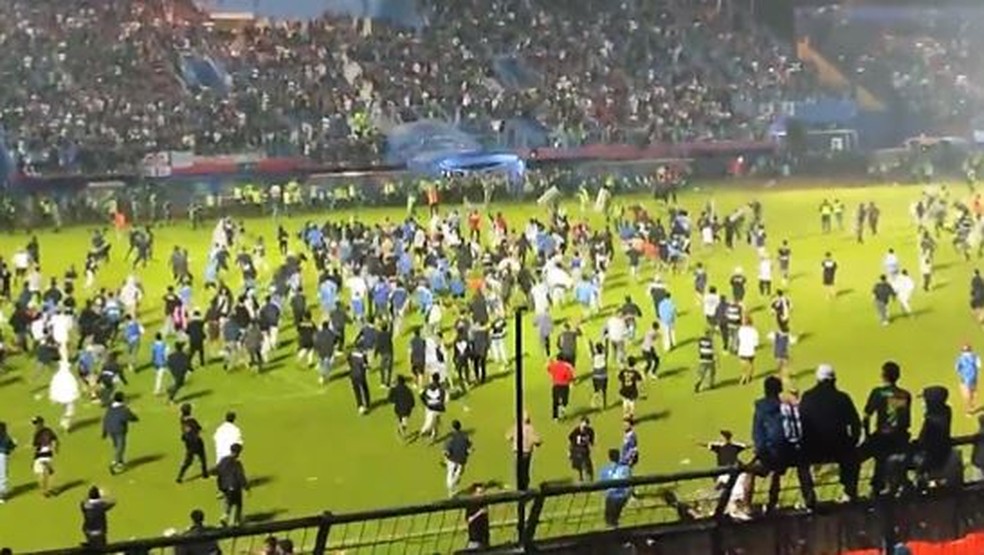 Confusão em estádio na Indonésia terminou em tragédia — Foto: Reprodução