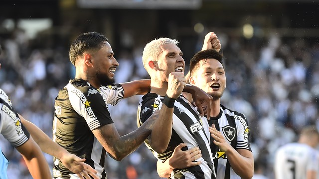 Diego Gonçalves, Navarro e Oyama comemoram gol do Botafogo contra o Operário-PR
