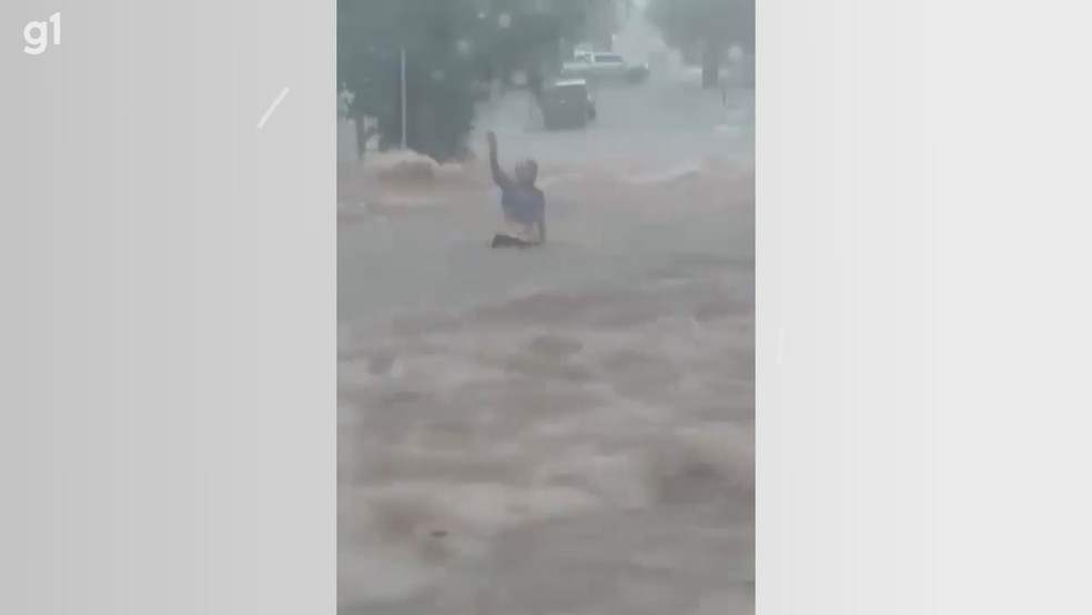Vídeo mostra momento em que mulher é levada pela correnteza durante chuva em Barretos, SP — Foto: Reprodução/ Redes sociais