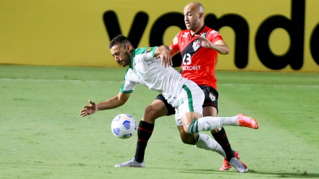 Dudu e Alan Ruschel disputam lance no Accioly