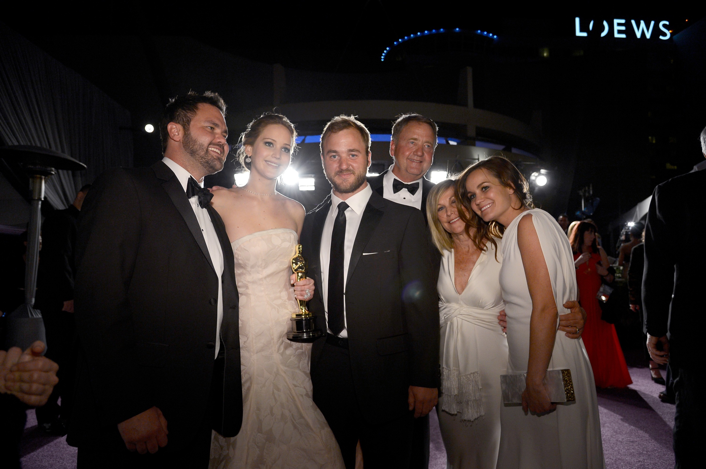 Jennifer Lawrence com os pais e os irmãos em uma festa pós-Oscar 2013 (Foto: Getty Images)