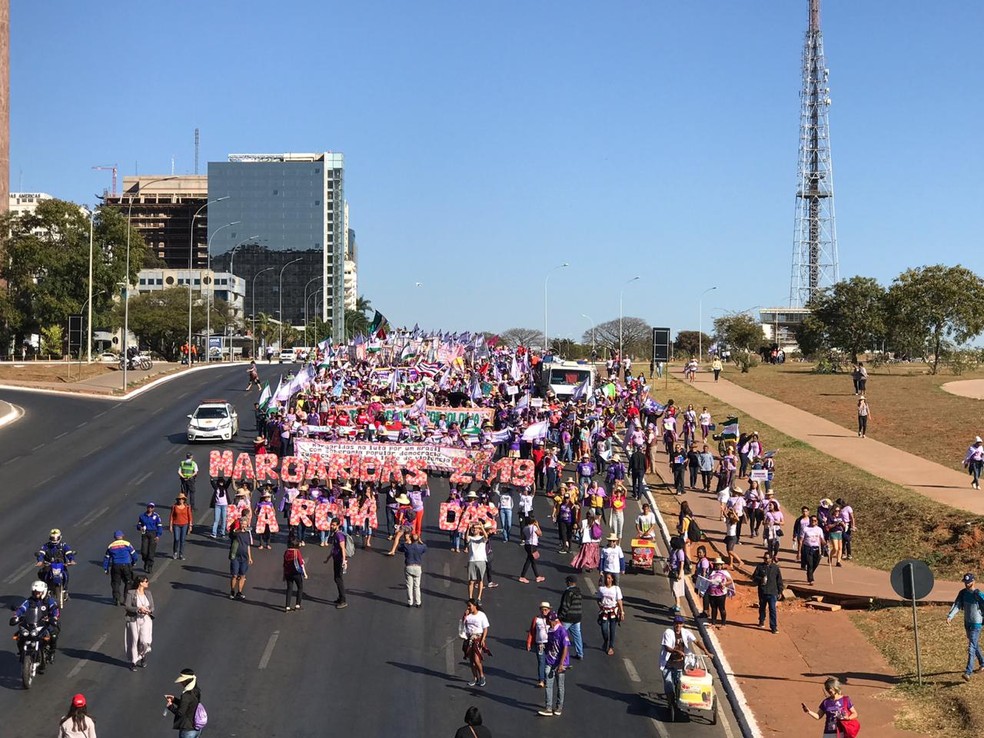 BRASÃLIA, 8h50: Marcha das Margaridas leva trabalhadoras rurais de todo o paÃ­s para a Esplanada dos MinistÃ©rios â Foto: Afonso Ferreira/G1