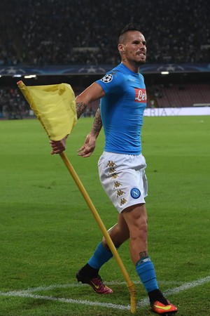 Hamsik comemora gol do Napoli na bandeirinha de escanteio (Foto: Ciro Fusco/ANSA via AP)