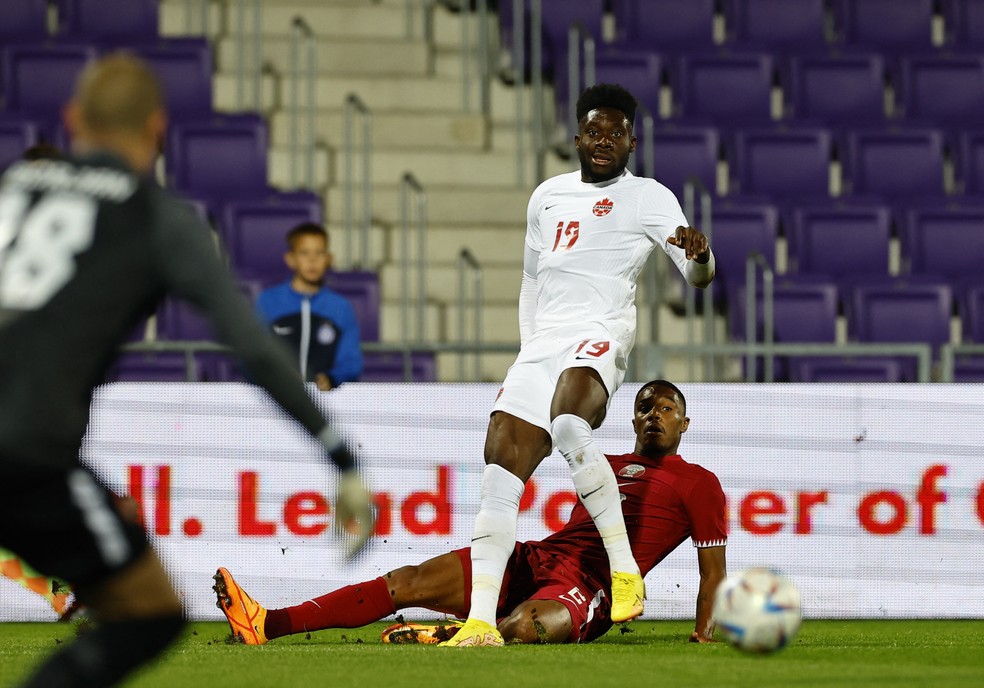 Alphonso Davies é a maior estrela do Canadá na Copa 2022 — Foto: Reuters