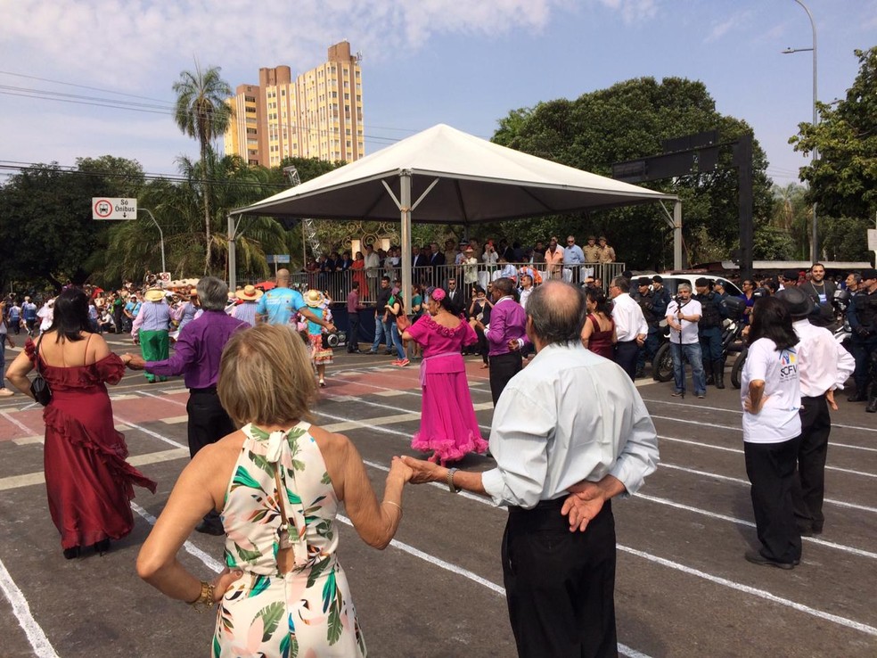 Instituição em desfile nos 120 anos de Campo Grande — Foto: Bruno Axelson/TV Morena
