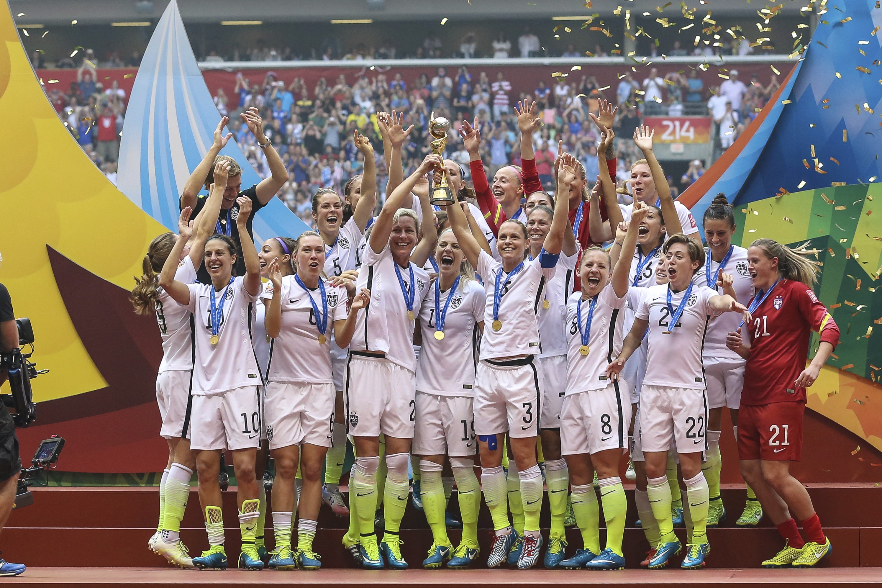Jogadoras norte-americanas celebrando o título conquistado na última edição da Copa do Mundo de Futebol Feminino (Foto: Getty Images)