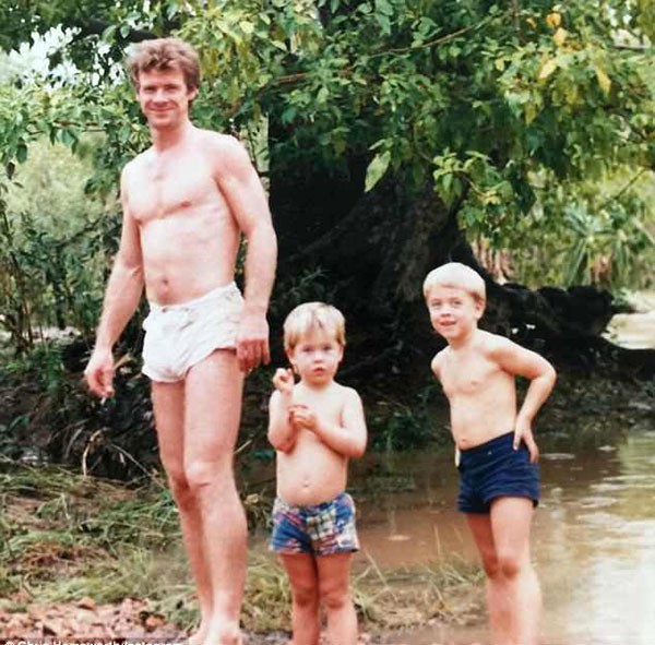 Liam e Chris Hemsworth e o pai Craig (Foto: Instagram)