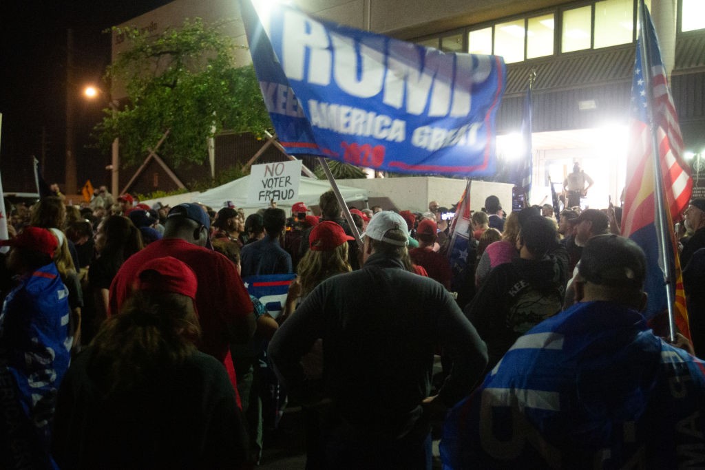 PHOENIX, AZ - NOVEMBER 04: President Donald Trump supporters gather to protest the election results at the Maricopa County Elections Department office on November 4, 2020 in Phoenix, Arizona. The rally was organized after yesterday's vote narrowly turned  (Foto: Getty Images)