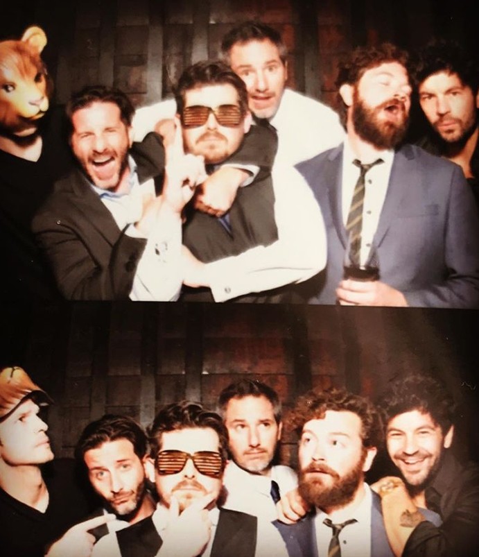 Ashton Kutcher de máscara à esquerda junto com Danny Masterson em festa (Foto: Instagram)