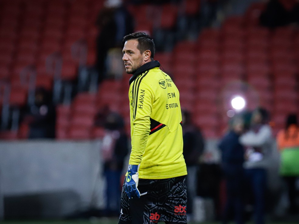 Diego Alves em aquecimento em Inter x Flamengo — Foto: Maxi Franzoi/AGIF