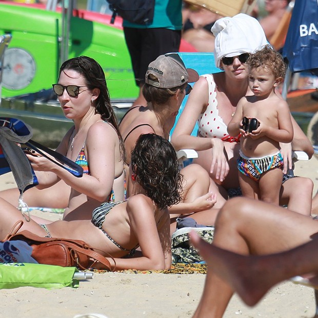 Grávida, Candice Swanepoel passeia com filho em praia de Vitória, Espírito Santo  (Foto: Dilson Silva/ AgNews)