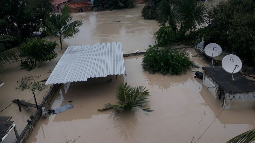 Casas ficaram submersas apÃ³s enxurrada em Paragominas (Foto: ReproduÃ§Ã£o/TV Liberal)