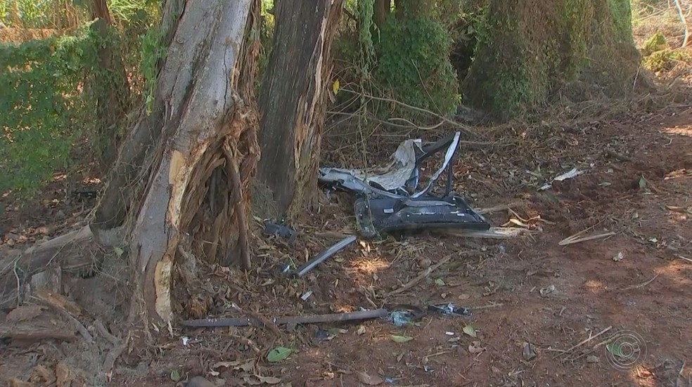 Motorista bateu em árvore em estrada entre Cerquilho e Cesário lange (SP) — Foto: Reprodução/TV TEM