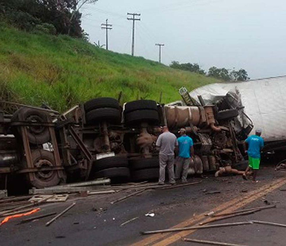 CaminhÃ£o tombou apÃ³s engavetamento com outros dois veÃ­culos (Foto: ReproduÃ§Ã£o/Redes Sociais)
