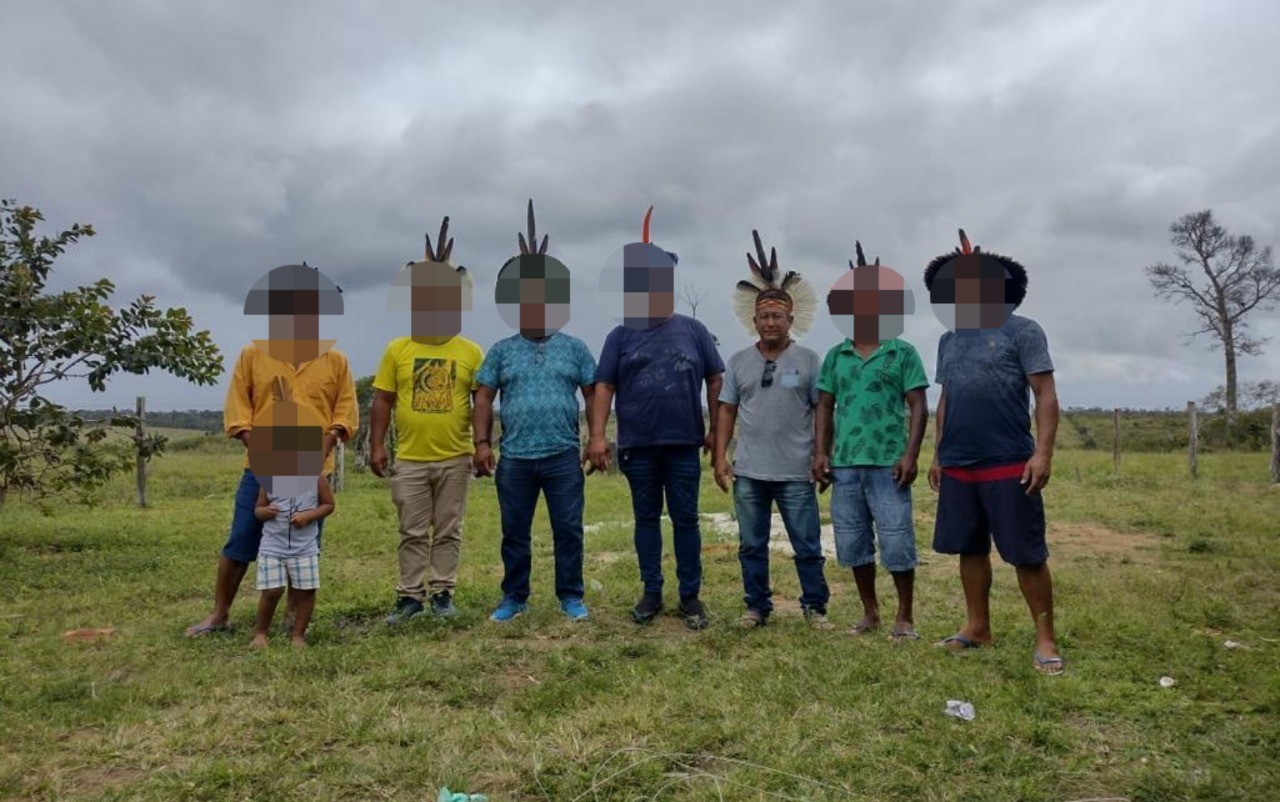 Corpo de indígena morto a tiros em ponto de táxi é enterrado no sul da Bahia