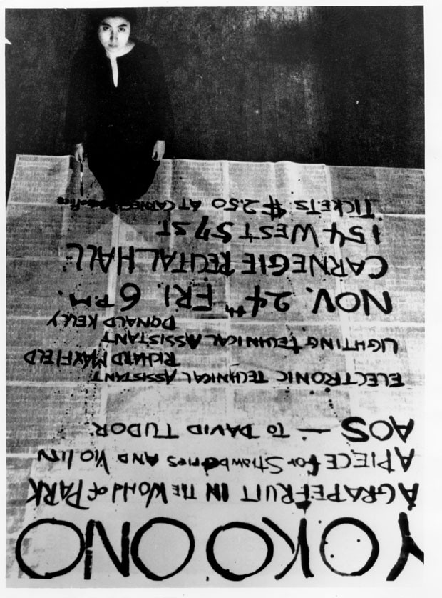 Obras de Yoko Ono por Yoko Ono, 24 de novembro de 1961, Carnegie Recital Hall, Nova York – fotografia como sugestão de pôster (Foto:  Foto: George Maciunas/Cortesia de Lenono Photo Archive, Nova York)