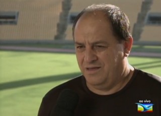 Edson Porto, treinador do Moto Club, fala ao vivo na TV Mirante (Foto: Reprodução/TV Mirante)