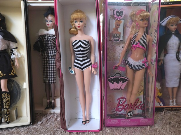 Ao centro, a primeira barbie, lançada em 1959, e ao lado direito a barbie de comemoração dos 50 anos da boneca, lançada em 2009  (Foto: Inaê Brandão/G1 RR)