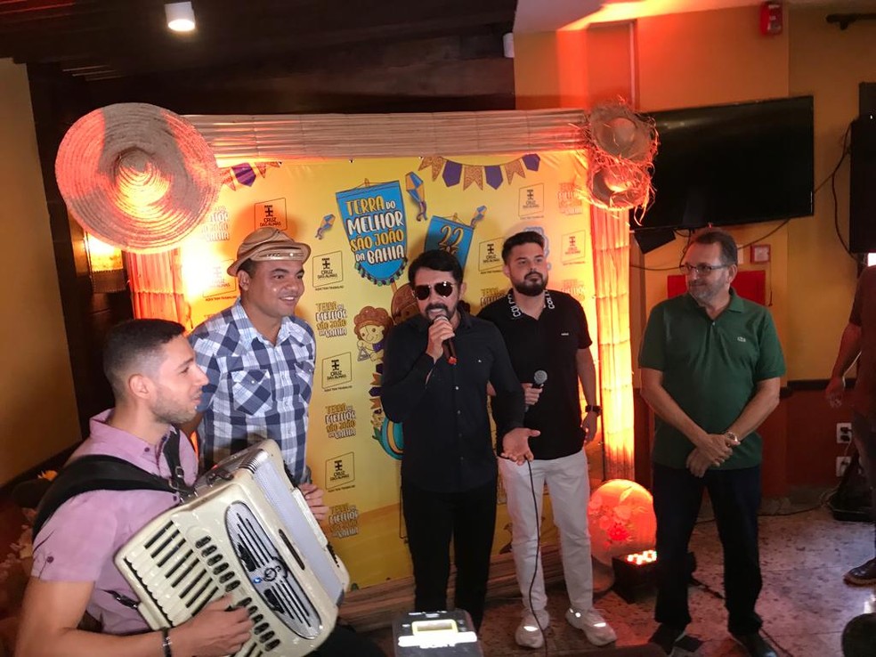 Anúncio das atrações aconteceu em um restaurante de Salvador e contou com a participação do cantor  Adelmario Coelho — Foto: Itana Alencar / g1 Bahia