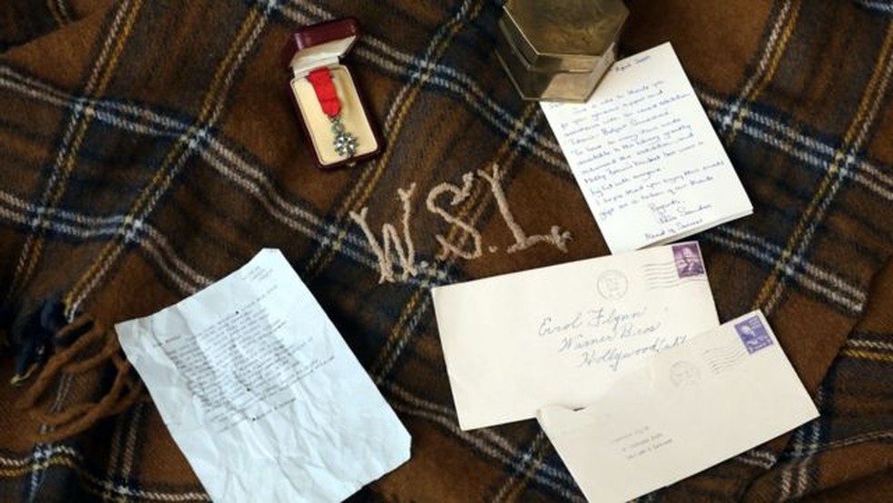 Entre os itens, um cobertor da companhia do Titanic e cartas para o lendário ator Errol Flynn — Foto:  Bloomfield Auctions/Darren Kidd/Presseye via BBC