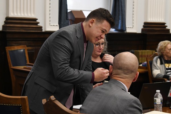 Kyle Rittenhouse conversando com seus advogados em seu julgamento pelo assassinato de duas pessoas (Foto: Getty Images)
