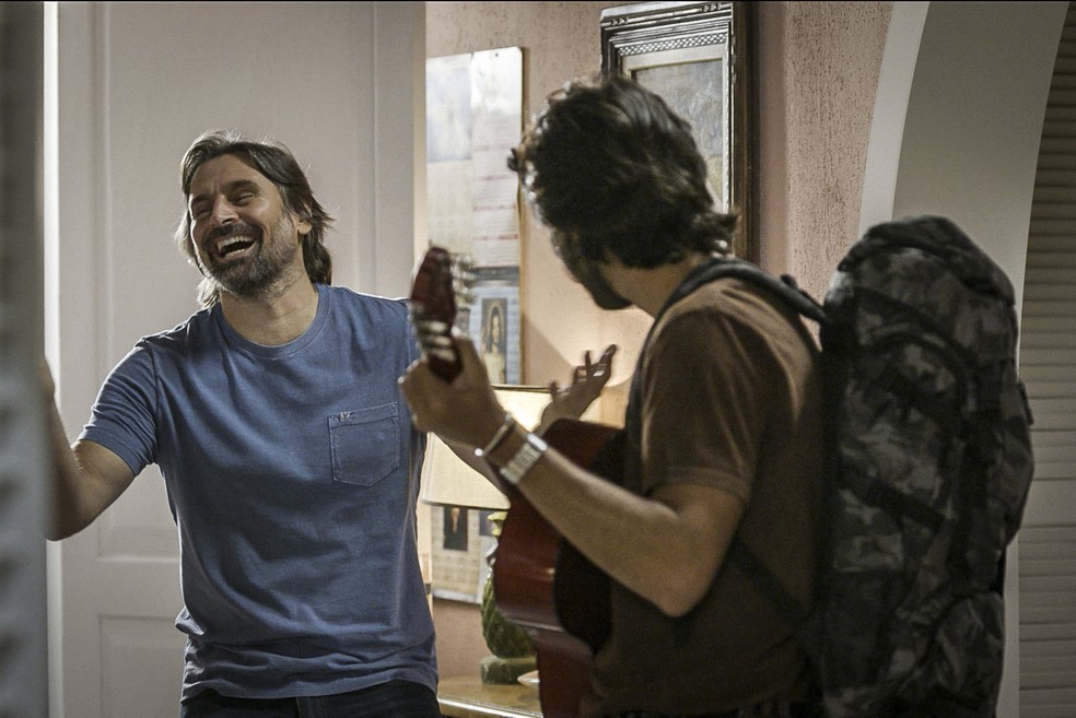 Mário (Murilo Rosa) fica feliz ao ver Alejandro (Rodrigo Simas) em 'Salve-se Quem Puder' — Foto: Globo