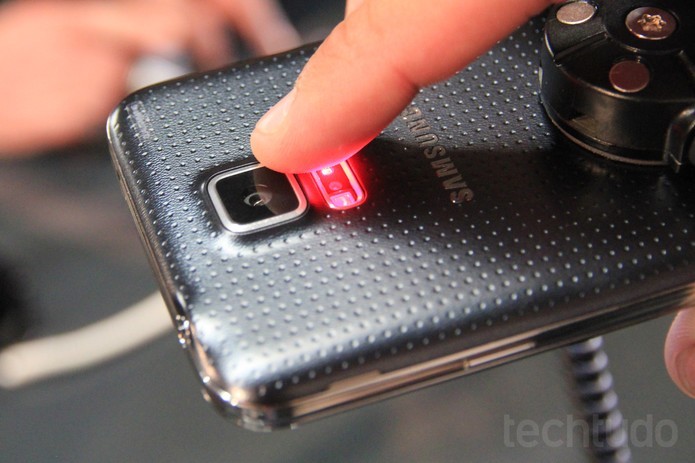 Sensor de batimento cardíaco do Galaxy S5, da Samsung (Foto: Isadora Díaz/TechTudo)