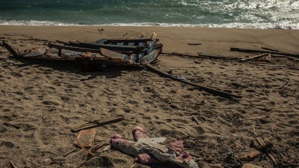 Restos da embarca&ccedil;&atilde;o ficaram em praia italiana &mdash; Foto: Getty Images