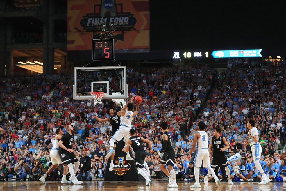 Hicks faz a cesta que dá a vantagem de três pontos para North Carolina na reta final do jogo (Foto: Getty Images)