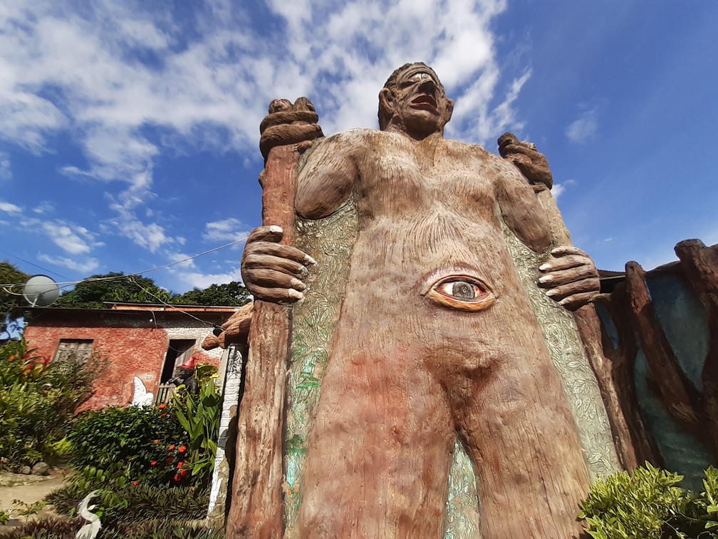 Mapinguari de 5 metros dá boas vindas ao quintal do artesão em Rio Branco  — Foto: Tácita Muniz/G1