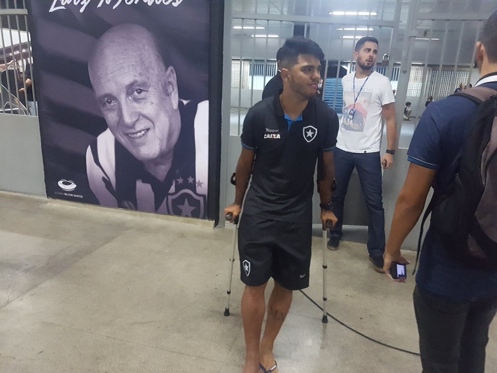 Leandrinho deixou o estádio no domingo caminhando com auxílio de muletas (Foto: Marcelo Baltar)