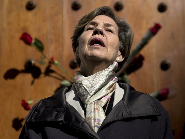La senadora Isabel Allende, hija del derrocado presidente Salvador Allende, participa en una manifestación frente al Palacio Presidencial en Santiago el viernes (11), día del 42° aniversario del golpe de Estado que derrocó a su padre (Foto: AFP Photo/ Martin Bernetti).)
