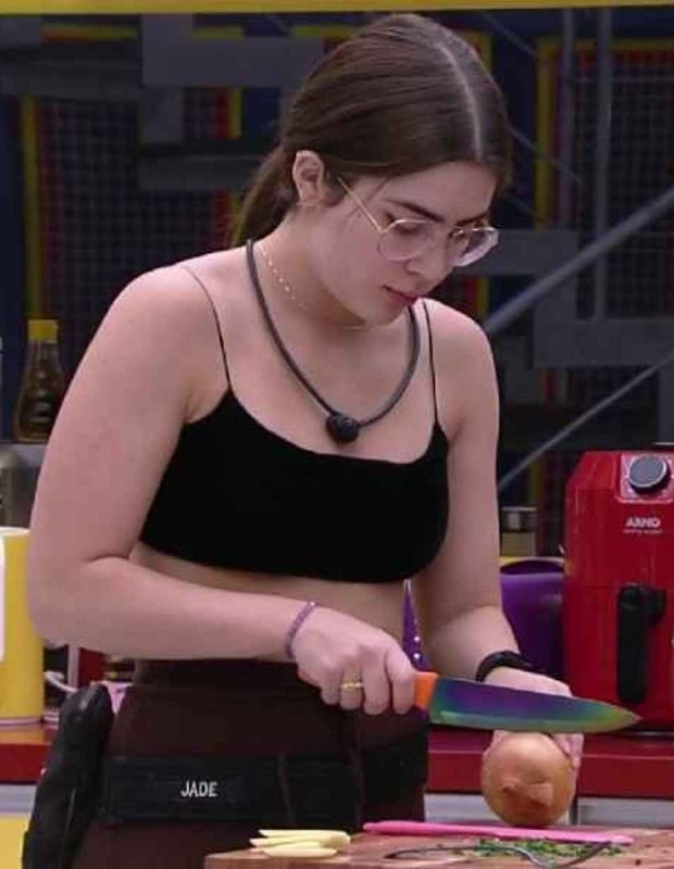 Jade Picon se surpreende com olhos lacrimejando ao cortar cebola no BBB22 (Foto: TV Globo)