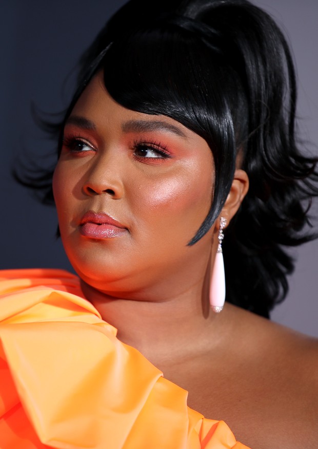 Lizzo no tapete vermelho do American Music Awards (Foto: Getty Images)