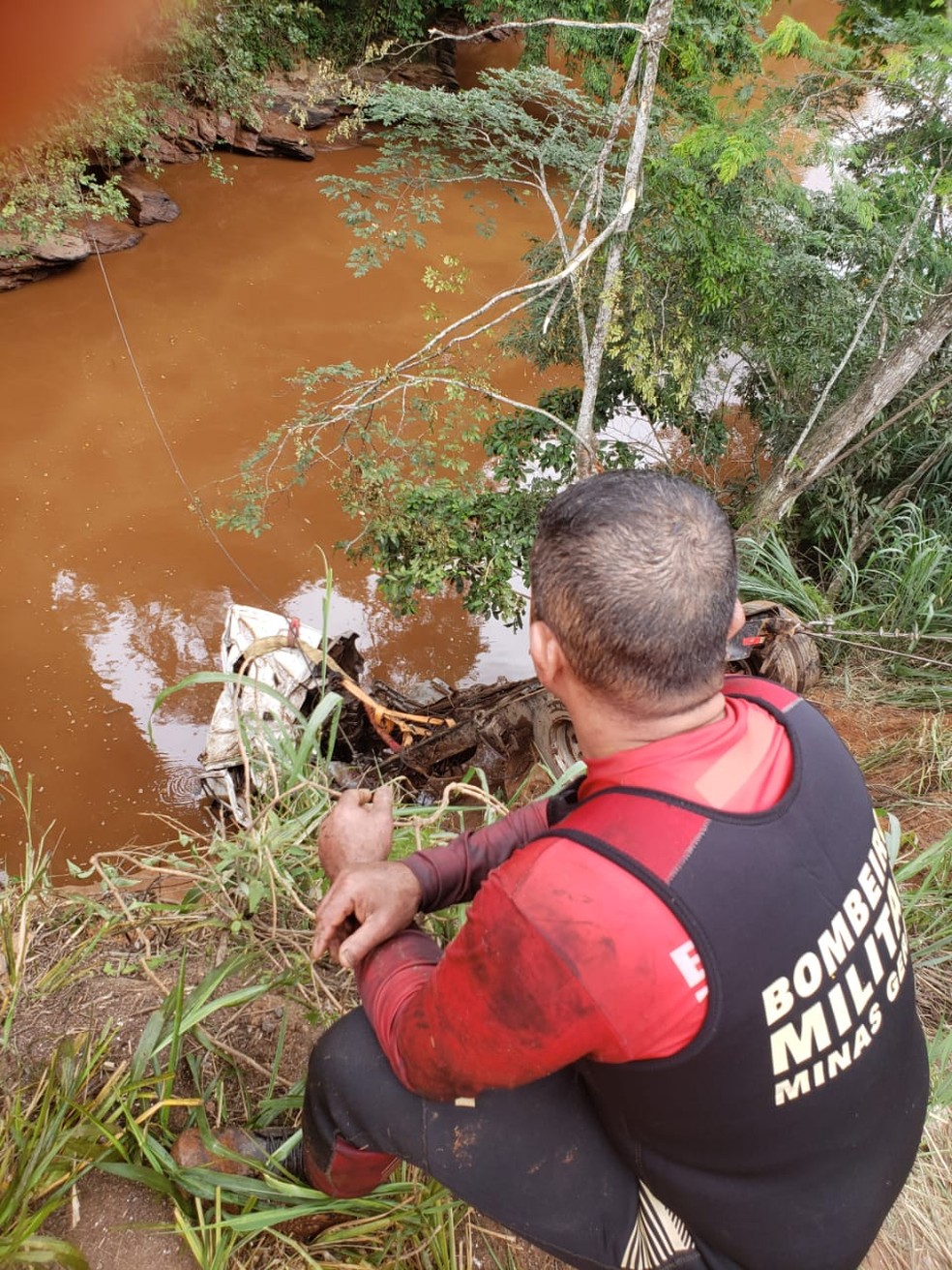 Cabine do caminhão ficou destruída, com o impacto. — Foto: Corpo de Bombeiros/Divulgação