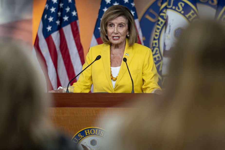 Deputada Nancy Pelosi, democrata da Califórnia, em discurso na Câmara dos EUA