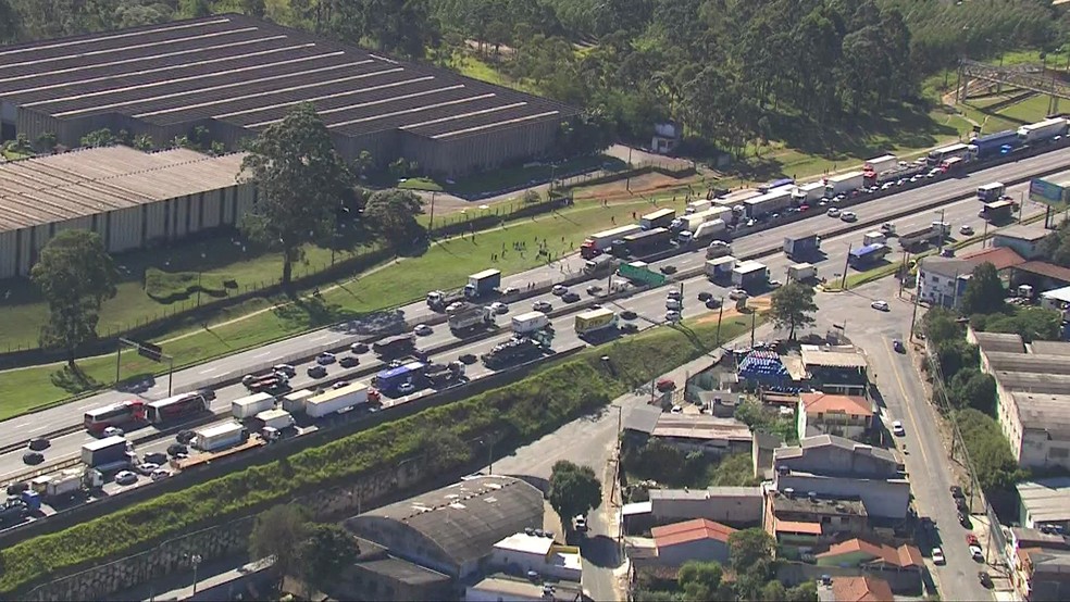 Acidente provoca congestionamento na Rodovia Dutra na região de Guarulhos — Foto: TV Globo/Reprodução