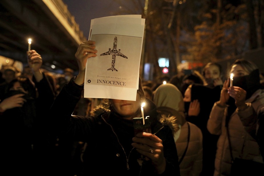 Iranianos na universidade Amri Kabir lembram vítimas do avião que caiu em Teerã